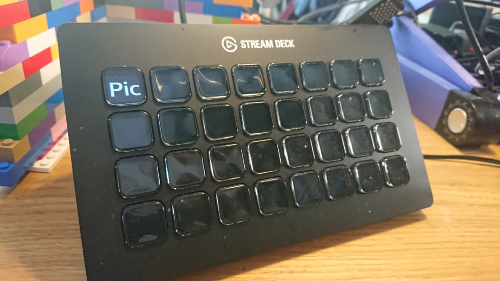the streamdeck XL with "Pic" on the button on the top left
